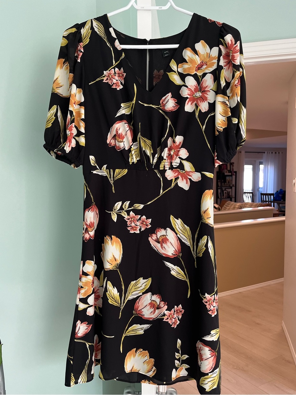 RW&CO. Black Floral V-Neck Puff Sleeve Dress